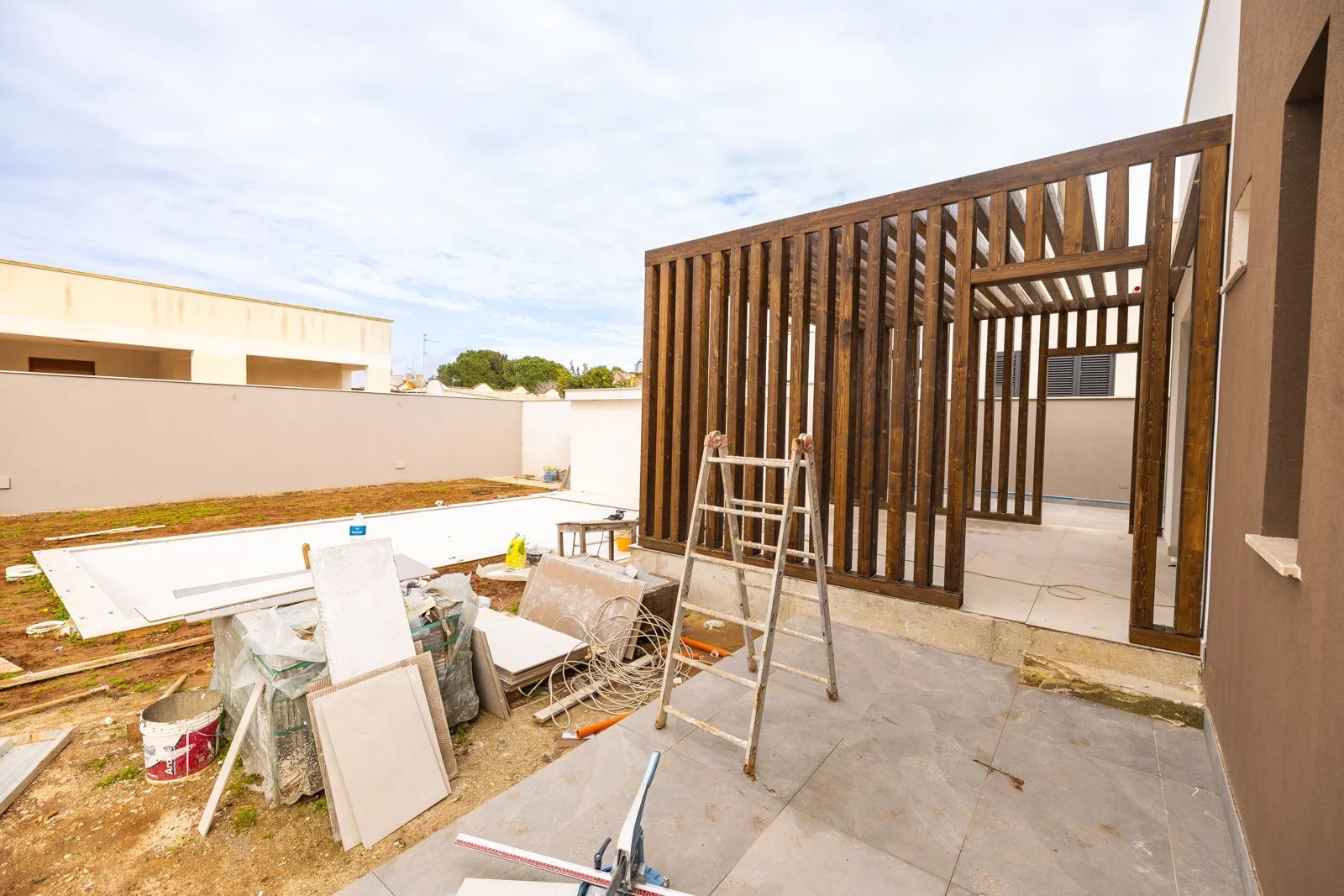 Cantiere residenziale all'aperto con una struttura in legno in fase di montaggio per ristrutturazioni edili e costruzioni civili | Edil Group